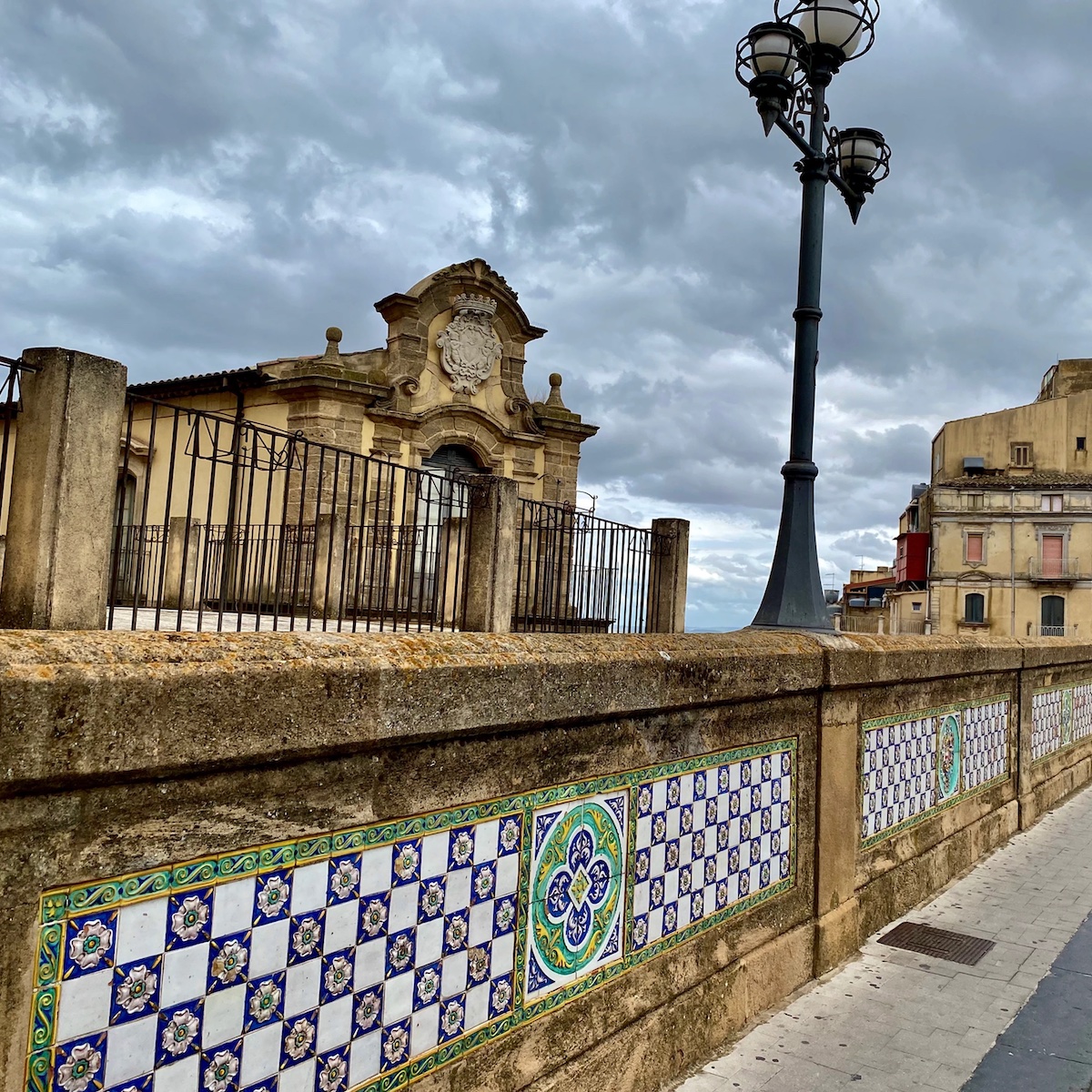 Dopo aver appreso le storie dietro le famose ceramiche siciliane, ho iniziato la mia ricerca di dove trovarle. La ricerca mi ha portato in una città sulle colline della Sicilia centrale chiamata Caltagirone. Più leggevo, più volevo andarci.