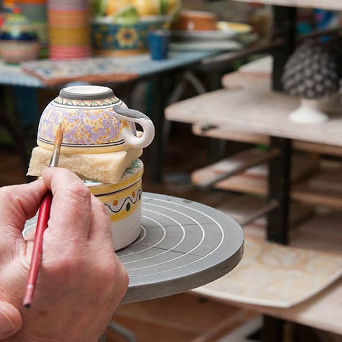 L’argilla stessa è di ottima qualità, pronta per essere utilizzata quasi immediatamente senza troppi processi di depurazione. L’altro motivo che ha reso Caltagirone il luogo ideale per la lavorazione della ceramica sono i numerosi legni che la circondano, da cui i primi ceramisti hanno ottenuto il legno da utilizzare per il lungo processo di cottura.